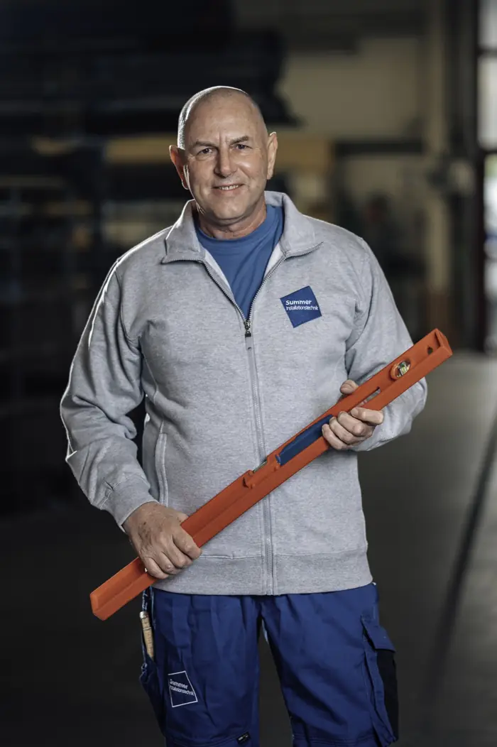 Mitarbeiter mit Rohr